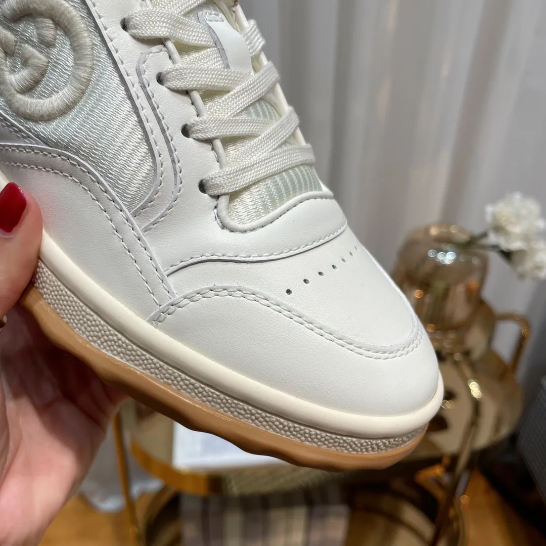 👟👟Ex-factory price 520👟👟 Gucci's new dirty shoes MAC80 series✅fully imported anti-counterfeiting thread, not ordinary fluorescent thread ## Retro old money style tone, full of old money retro feel❗️ ss23 is really fresh and can't be newer ~ the foot feel is matched with leverage ~ cloud-like comfort Original grained cowhide, contrasting stripes, original satin fabric, original thin soft fabric + cowhide color matching inside, original TPU sole, original craftsmanship on the gap edge, glue-free and environmentally friendly ♻️ Couple size 35-44 (45.46. Can be customized) Original packaging + printed GUCCI outer box